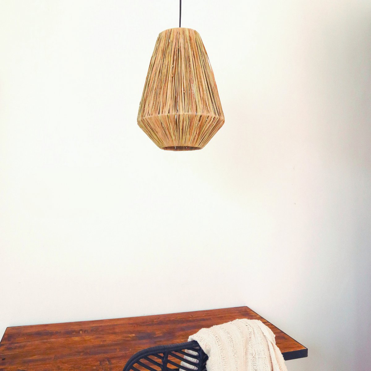 Suspension ENDAH en raphia – ambiance au-dessus table bois