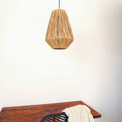 Suspension ENDAH en raphia – ambiance au-dessus table bois