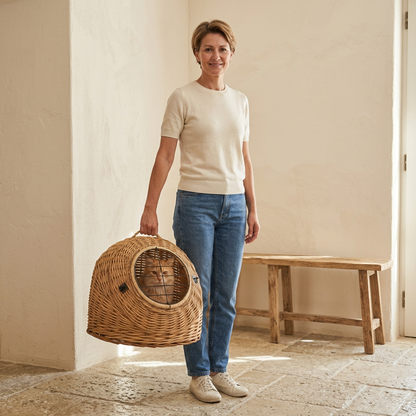 Femme en jean visible de la tête aux pieds portant le panier