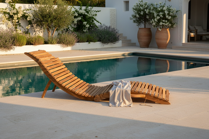 Chaise longue Arrieta en teck au bord d'une piscine méditerranéenne – ambiance ARCANCE