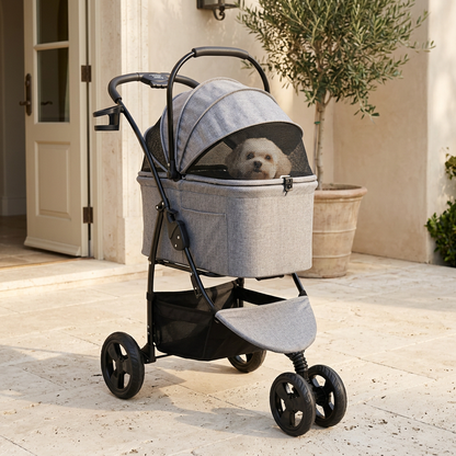 Poussette grise pour animaux sur une terrasse claire