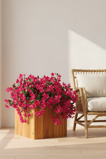 Pot bois acacia massif 25x25 cm — ambiance bougainvillier rose fuchsia fauteuil rotin ARCANCE