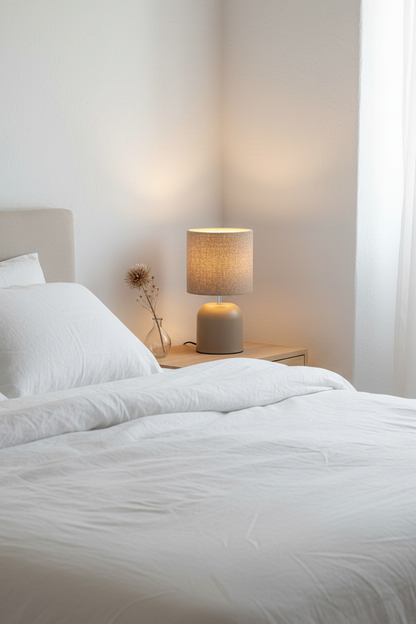 Lampe Morlet – ambiance lifestyle table de chevet chambre méditerranéenne