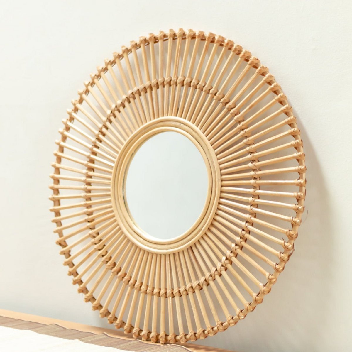 Miroir soleil BUMI 58 cm en rotin naturel, vue de face fond blanc