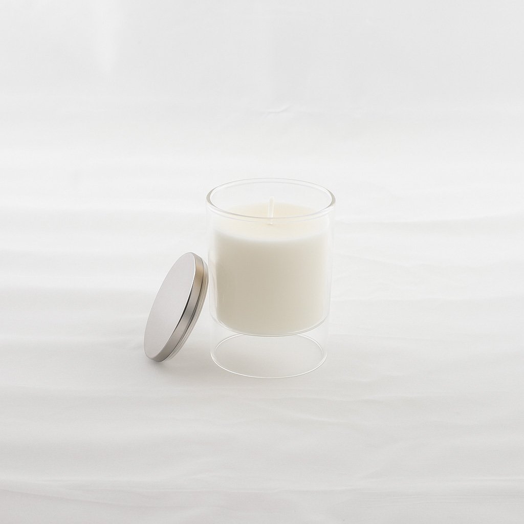 Bougie blanche musc – verre ouvert couvercle posé fond blanc