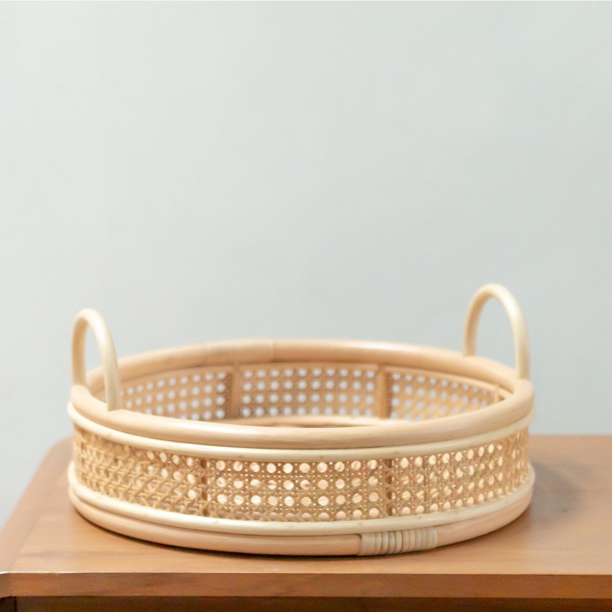 Plateau Neira en rotin naturel – sur meuble en bois