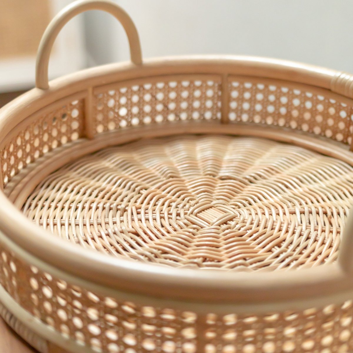 Plateau Neira en rotin – détail tressage intérieur