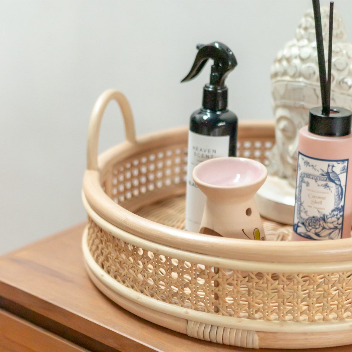 Plateau Neira en rotin – ambiance avec objets déco