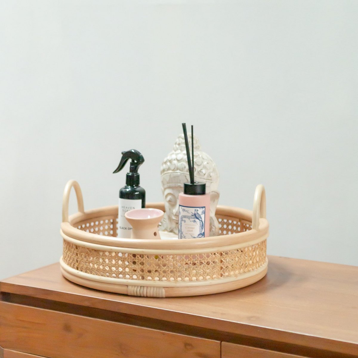 Plateau Neira en rotin – ambiance sur commode
