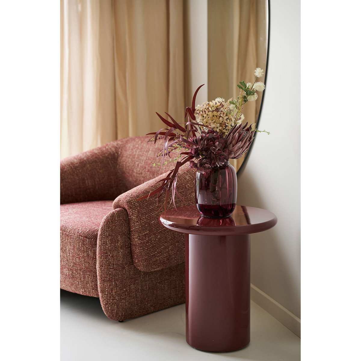 Table Otago bordeaux – ambiance salon avec canapé et vase