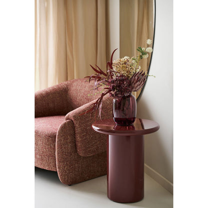 Table Otago bordeaux – ambiance salon avec canapé et vase