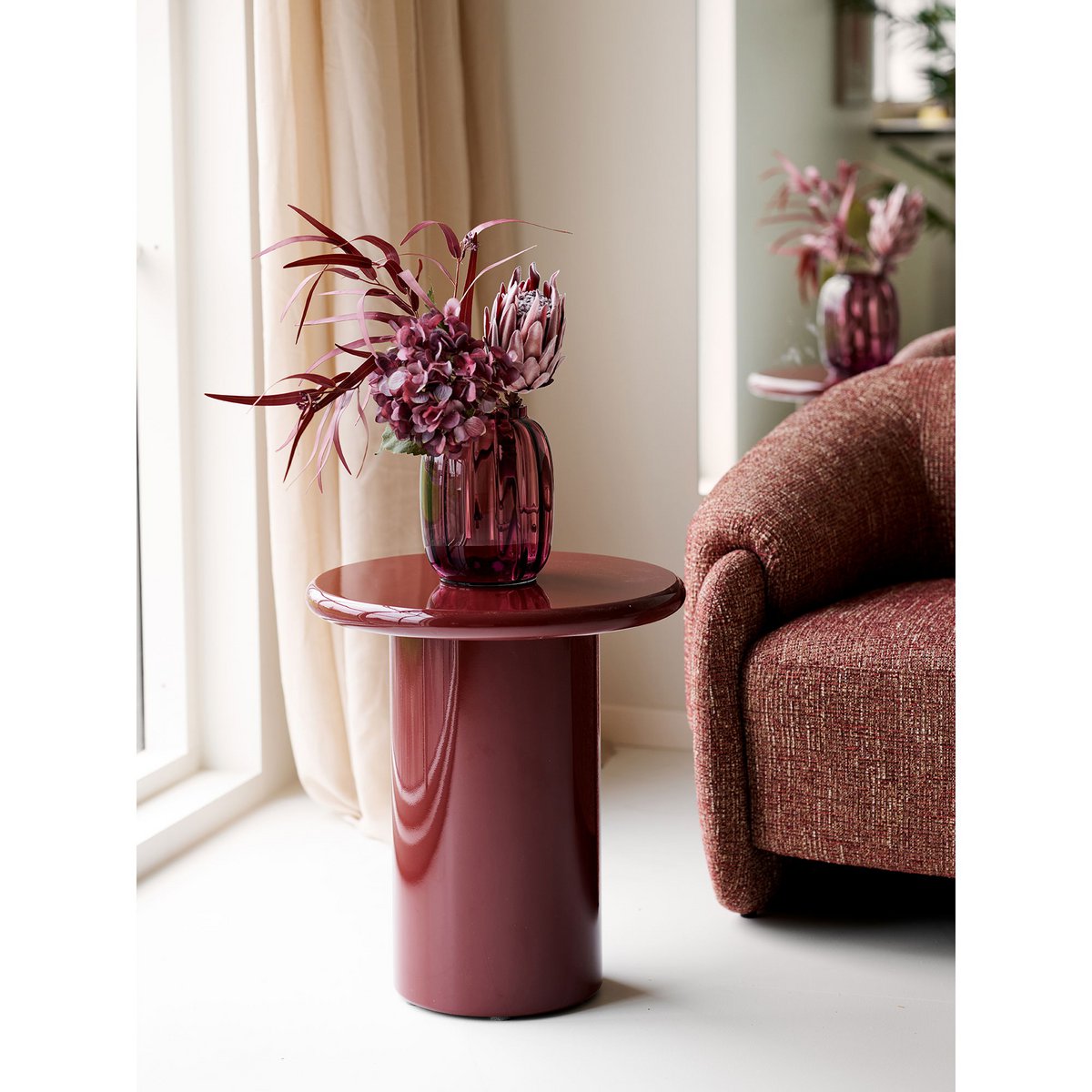 Table Otago bordeaux – ambiance avec lampes décoratives