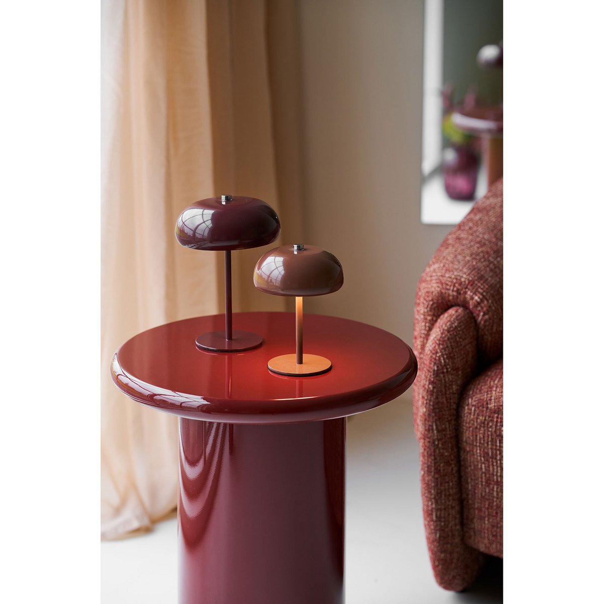 Table Otago bordeaux – vue de face fond blanc