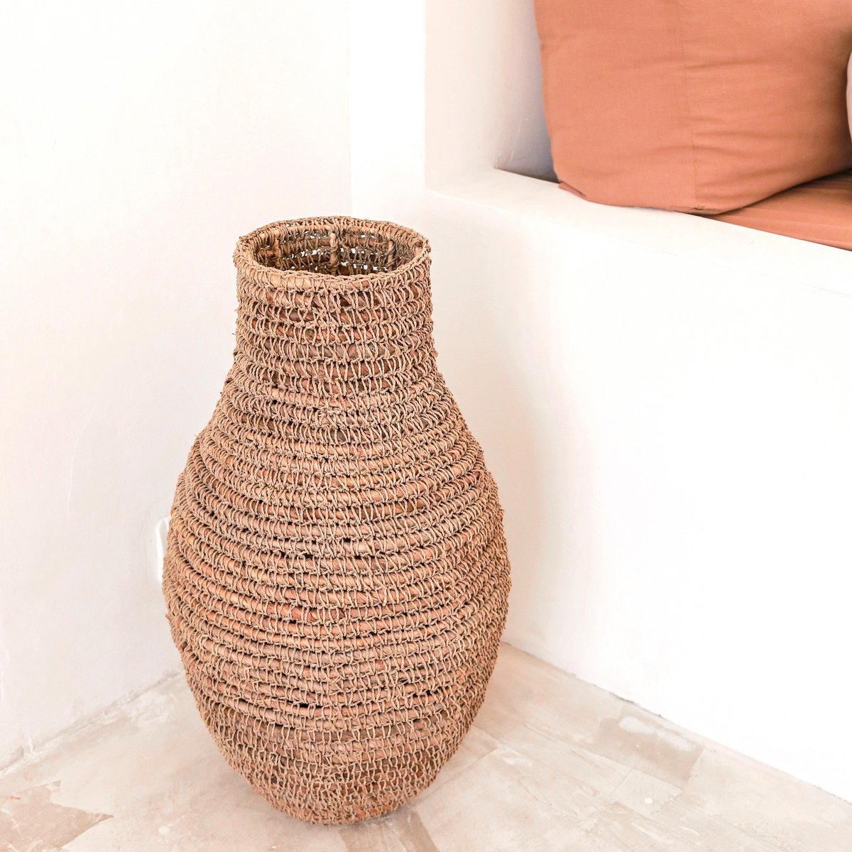 Vase Sakra en fibres naturelles – ambiance coin salon