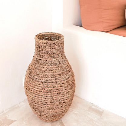 Vase Sakra en fibres naturelles – ambiance coin salon