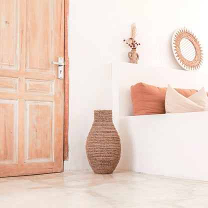 Vase Sakra en fibres naturelles – ambiance entrée avec porte en bois