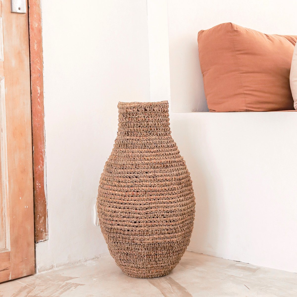 Vase Sakra en fibres naturelles – ambiance coin mur blanc