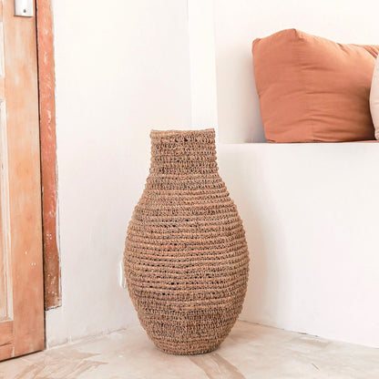 Vase Sakra en fibres naturelles – ambiance coin mur blanc