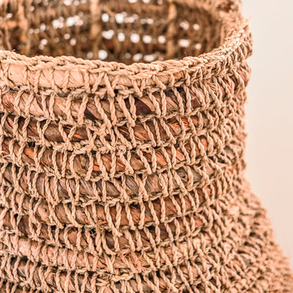Vase Sakra en fibres naturelles – détail tressage raphia