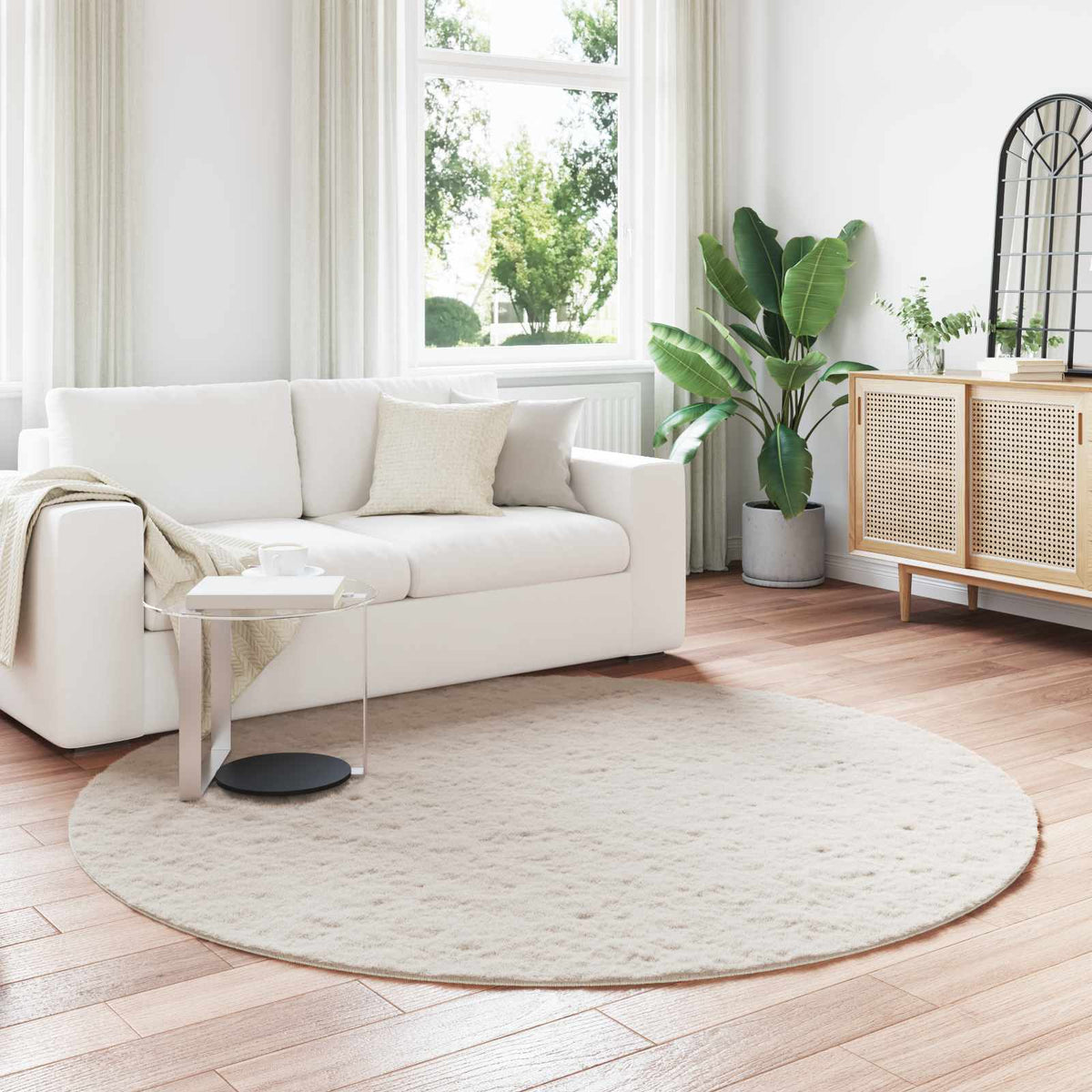 Tapis rond beige OLITE en fausse fourrure, mis en scène dans un salon lumineux